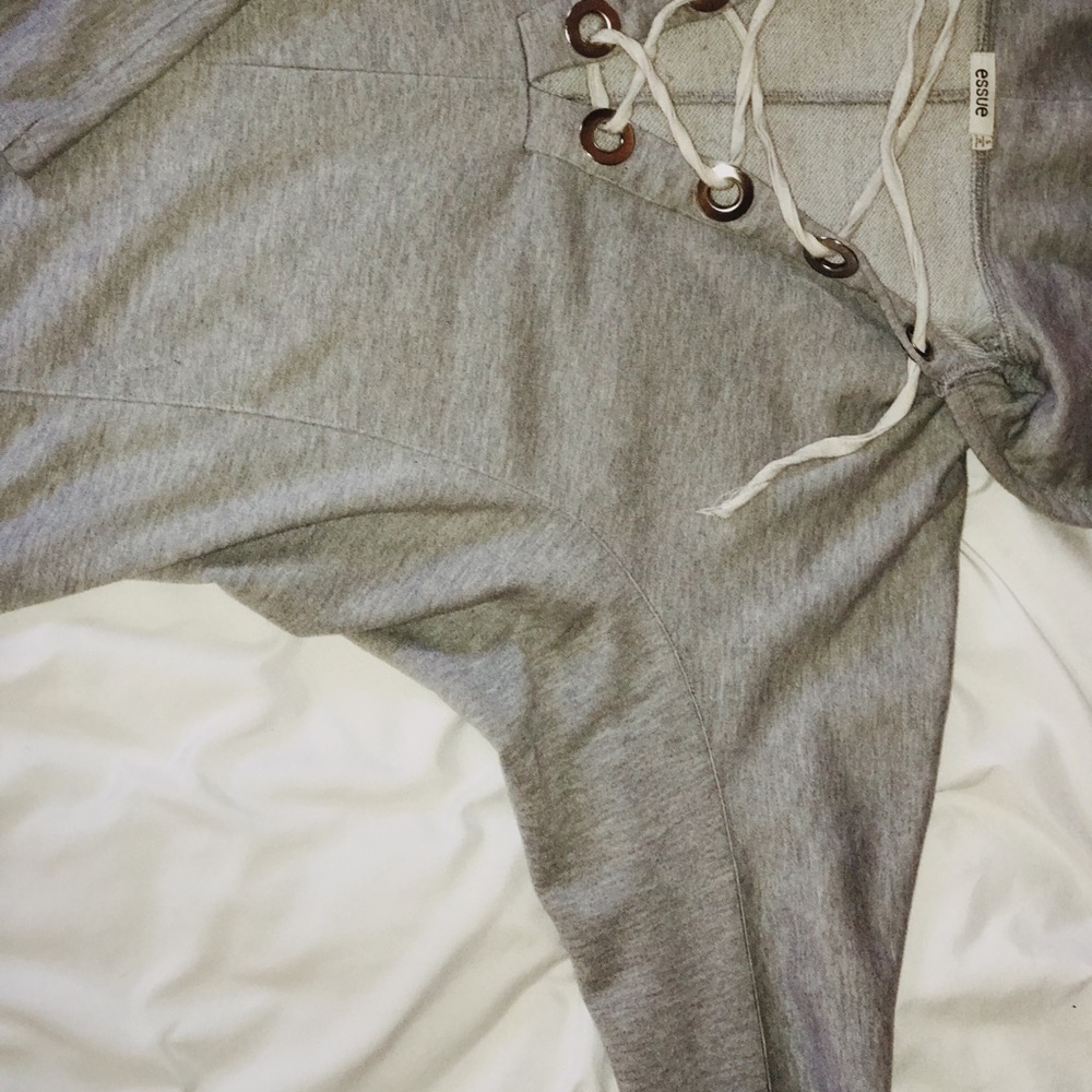 essue gray hooded sweater